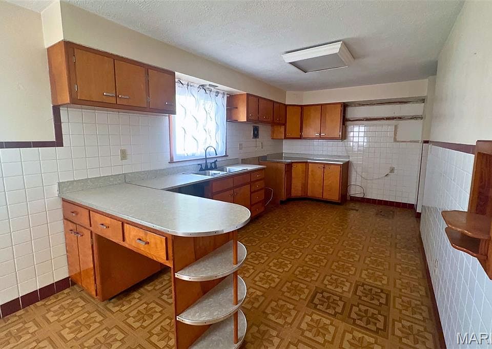 7th image of 1542 Lindell Blvd