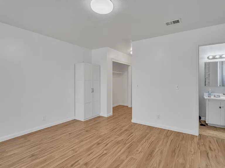2725 Loyola Dr — Photo 13