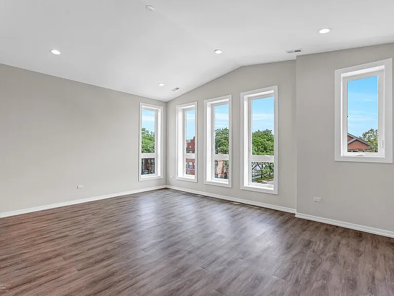 4906 S Saint Lawrence Ave #3 — Photo 2
