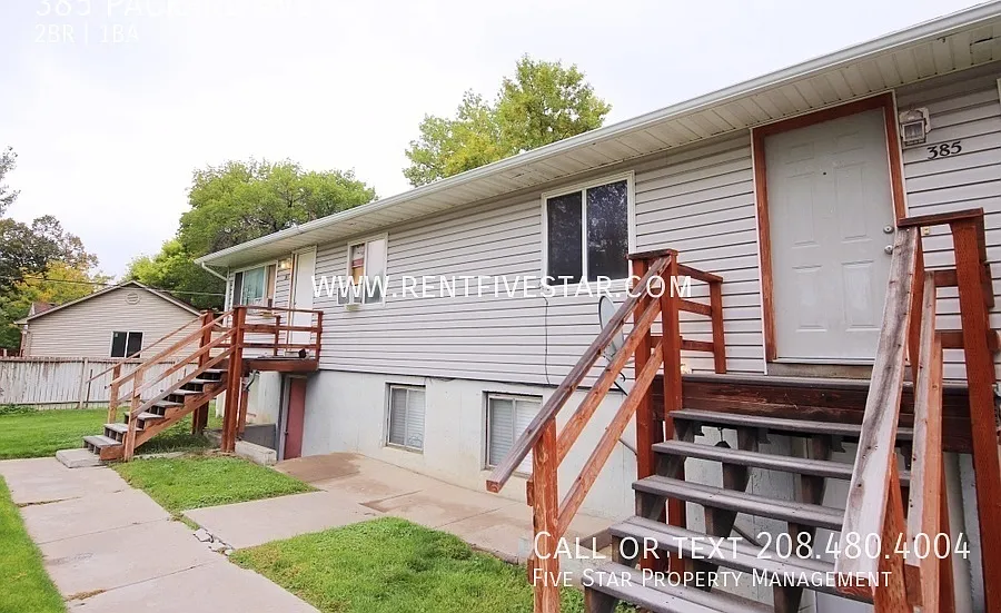 Comfortable Upstairs 2 Bedroom Apartment with Private Deck! — Photo 1