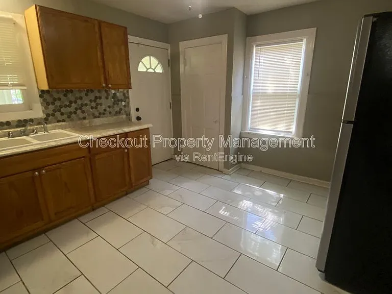 1926 Chambers Rd — Photo 3