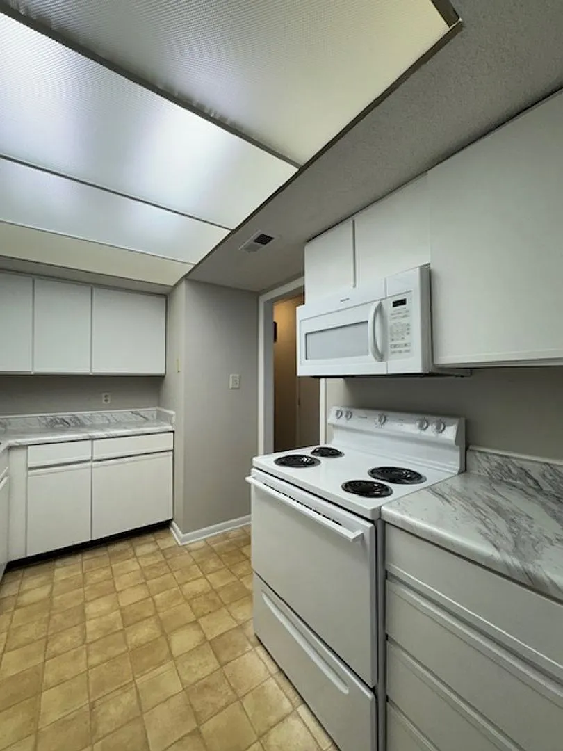 Welcome to Cary Westpark Condos Where convenience and charm meet in the heart of Downtown Cary. L... — Photo 4
