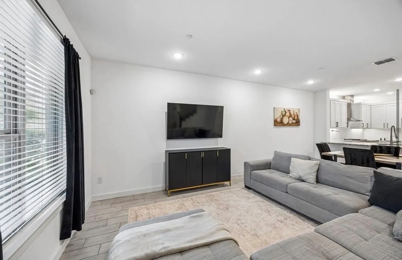 3 bed, 2009 sqft, $2,895 — Photo 4