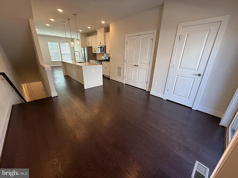 115 Dickenson Dr — Photo 4