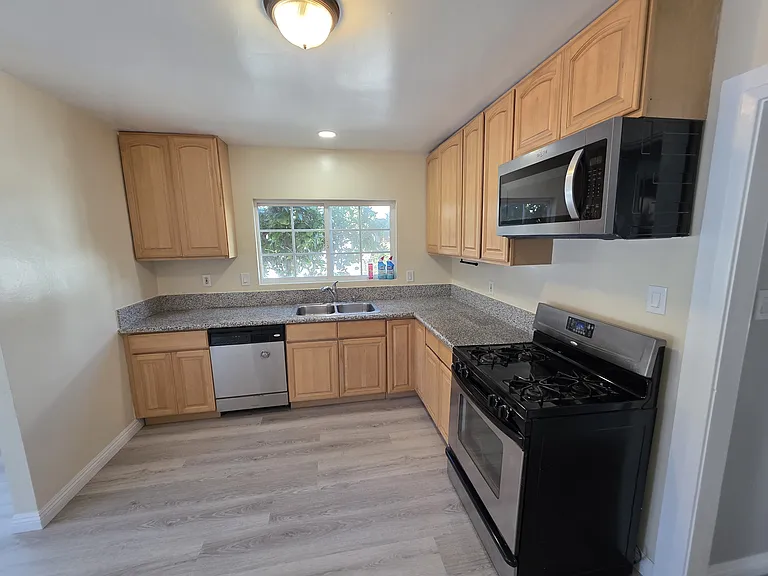 270 Newport Ave #B — Photo 12