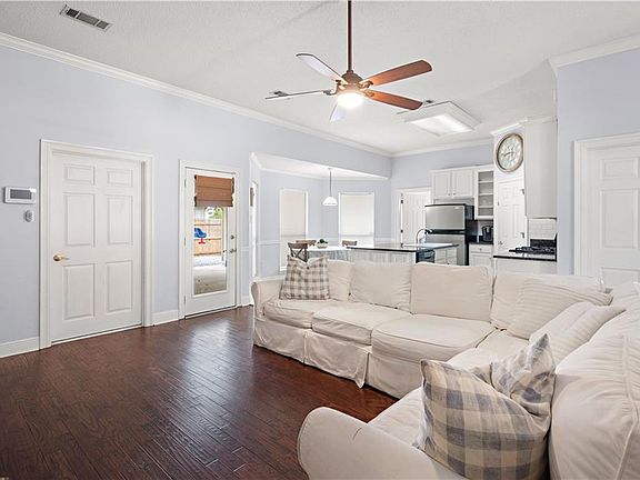 4th image of 100 Carmel Dr