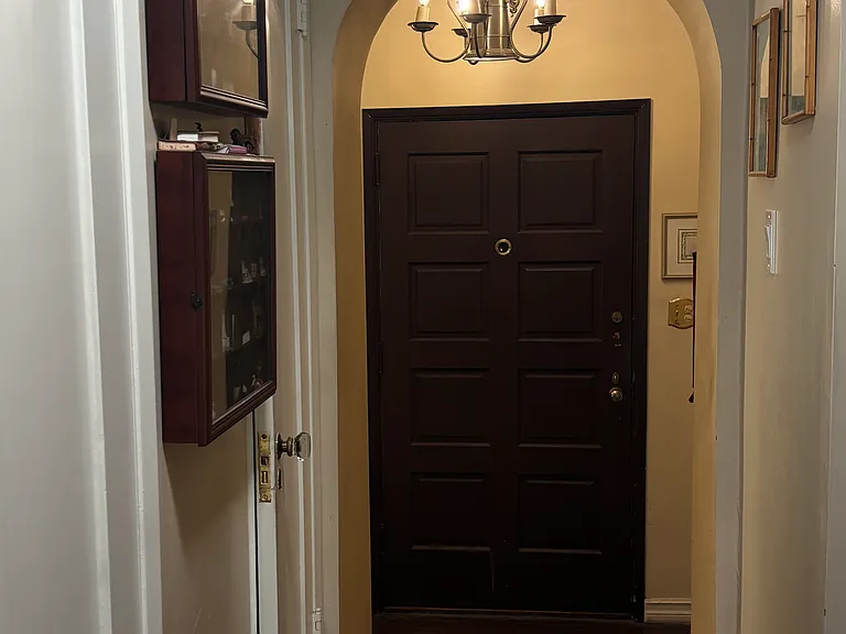 304 S Clark Dr — Photo 9