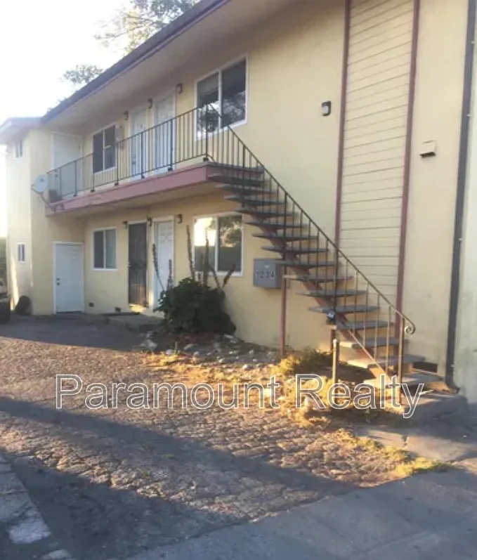 2 bed, 1.0 bath, 800 sqft, $2,250 — Photo 1