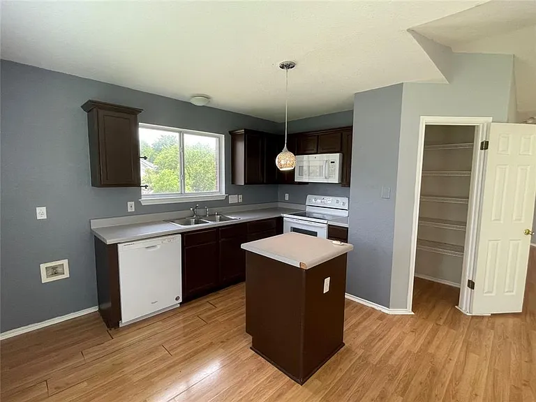 2501 Willow Way — Photo 8