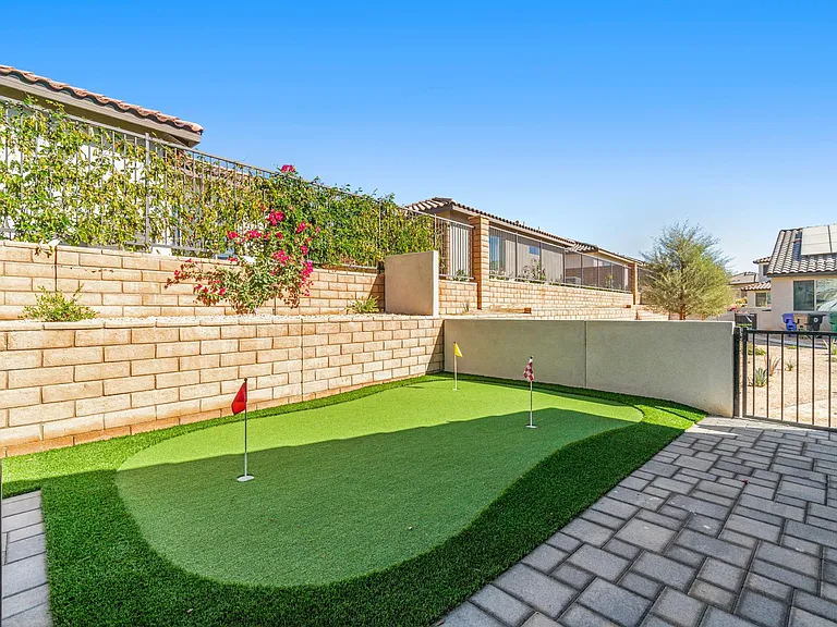 Outdoor Putting Green