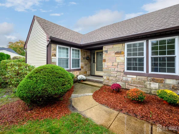 13 Benjamin Franklin Dr, Monroe Township, NJ 08831