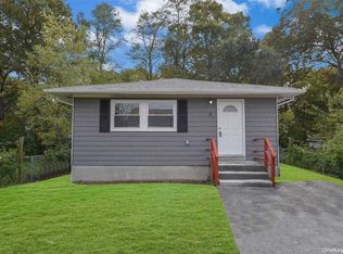 8 Clinton Ave, Mastic, NY 11950