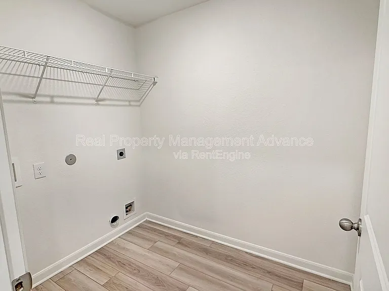 303 Stone Ct — Photo 12