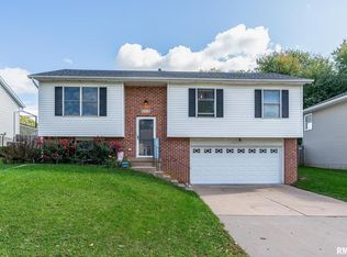 6715 Cresthill Dr, Davenport, IA 52806