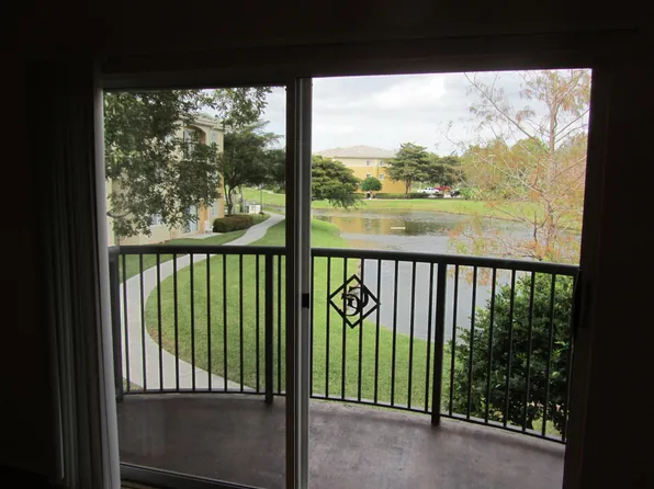 700 Crestwood Ct S APT 704, Royal Palm Beach, FL 33411