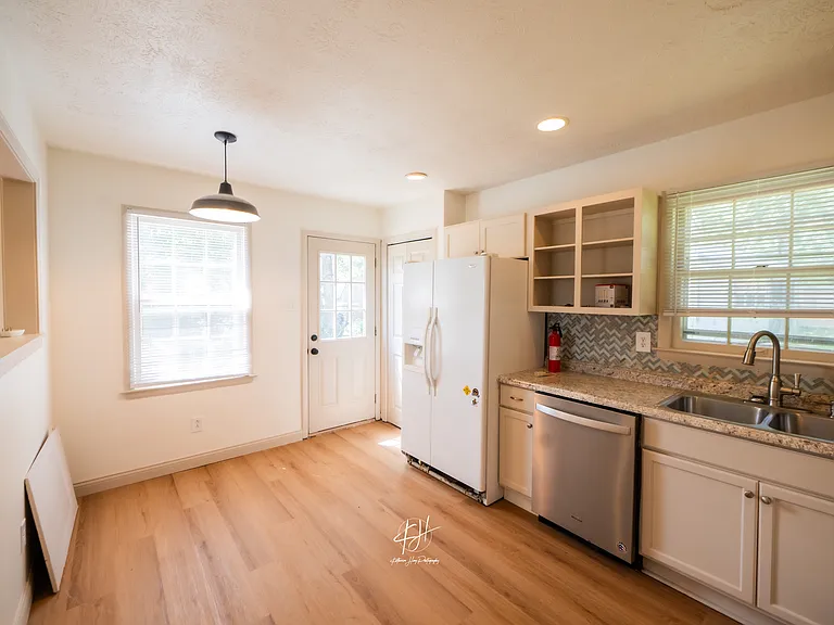 250 Lynnwood Dr — Photo 4