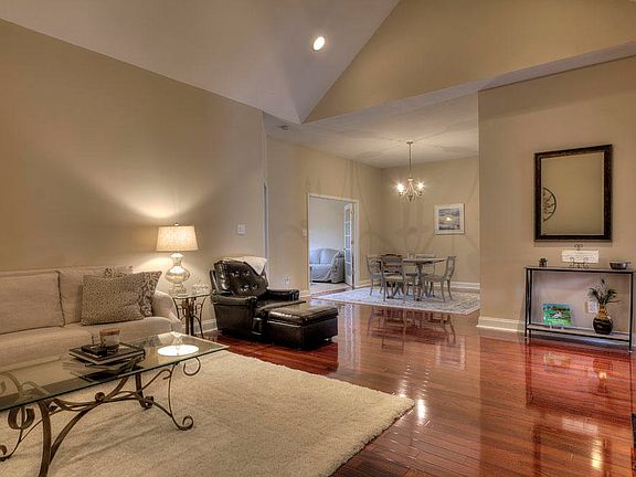 5th image of 5924 Round Hill Ln