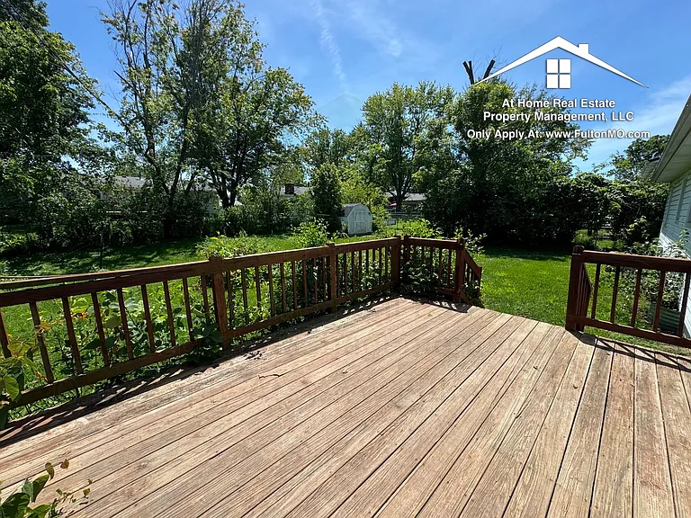 1304 Bradley Ln — Photo 28
