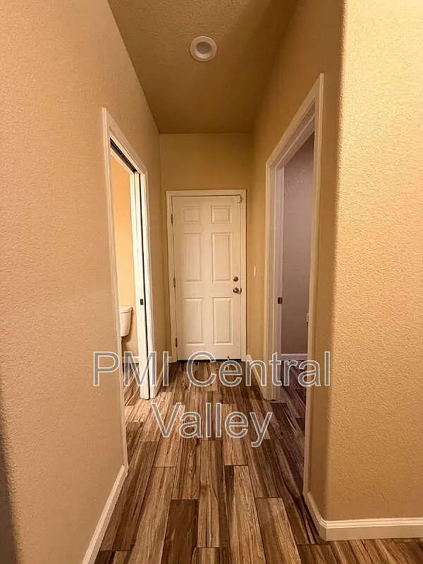 4 bed, 2.5 bath, 1999 sqft, $2,400 — Photo 4