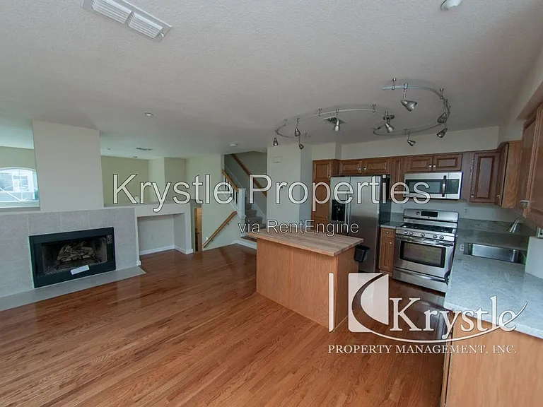 496 E East St — Photo 4