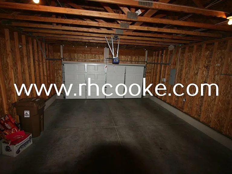 9204 N Oak St — Photo 17
