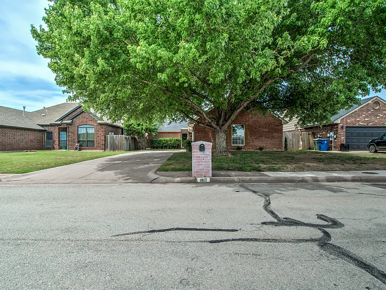 1817 Victoria Dr — Photo 2