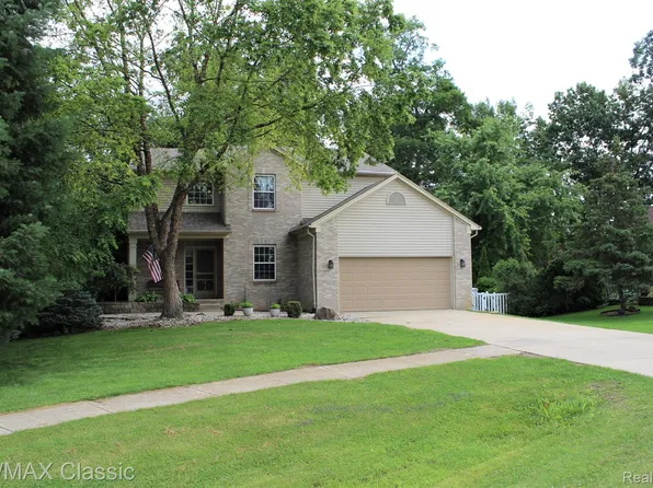 9457 Sandlewood Ct, Whitmore Lake, MI 48189
