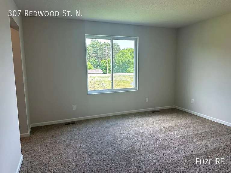 307 Redwood St N — Photo 6