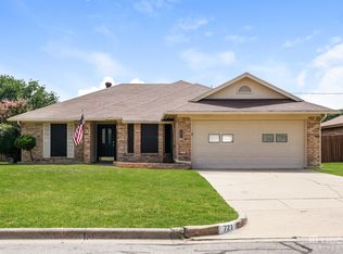 721 Parkview Dr, Burleson, TX 76028