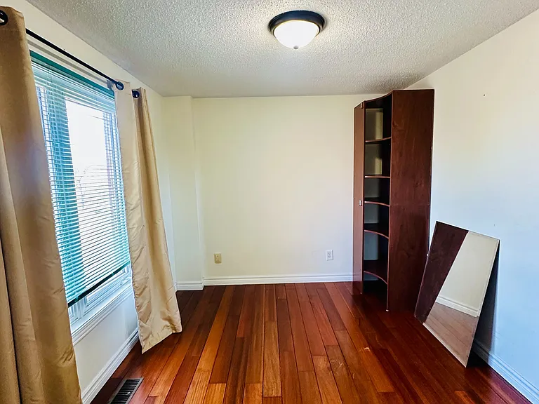 52 Moffatt Ave — Photo 31