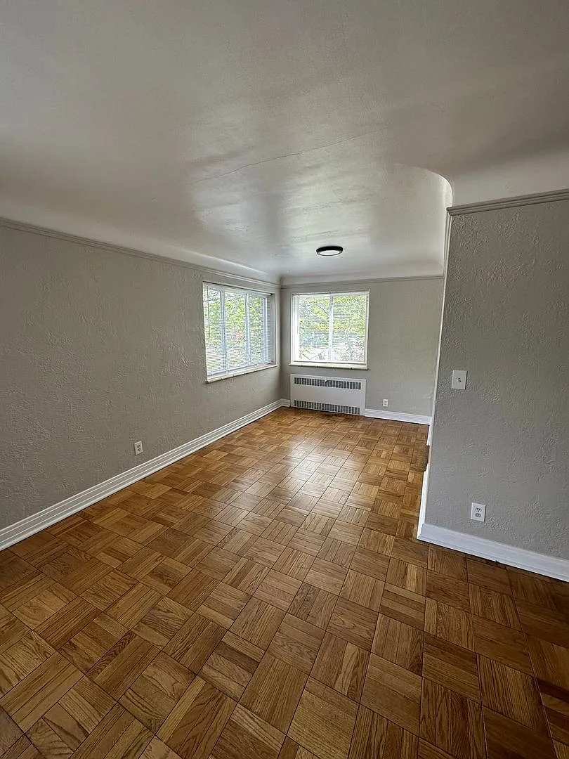 301 E 21st St — Photo 3