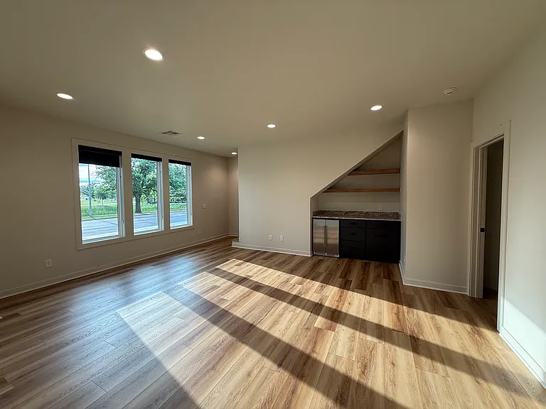 711 N Duck St — Photo 8