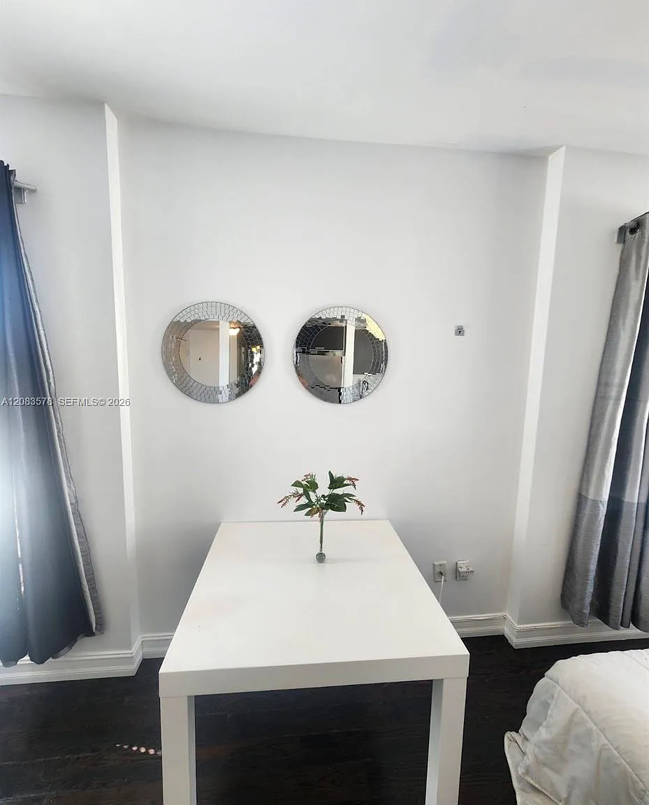 Eleven Condo — Photo 4