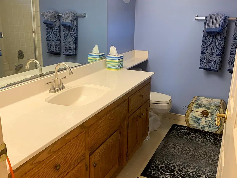 Full private bathroom that goes with the large 1000 sq ft upstairs bedroom.