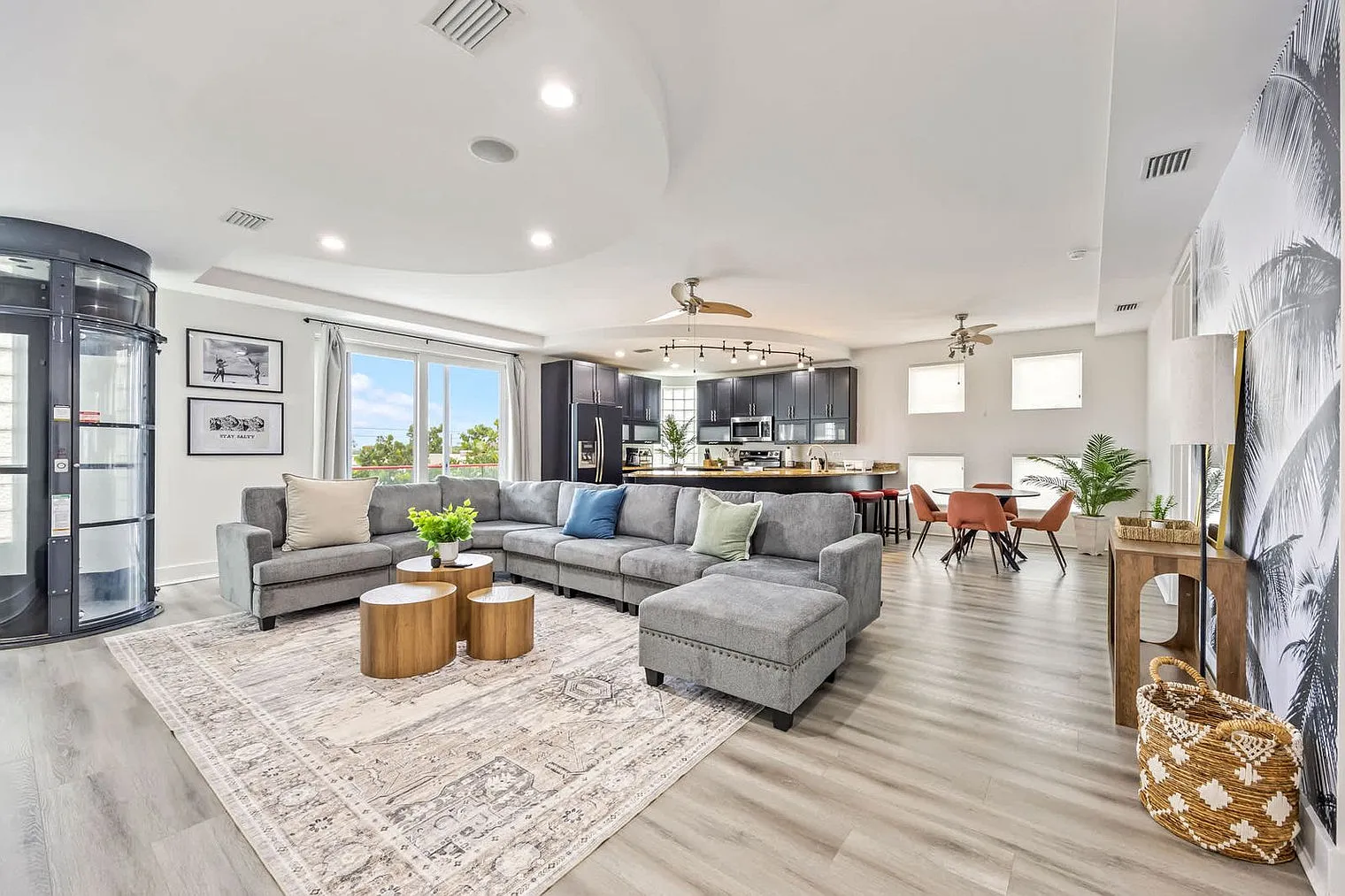 6 bed, 7.0 bath, 8600 sqft, $19,393 — Photo 1