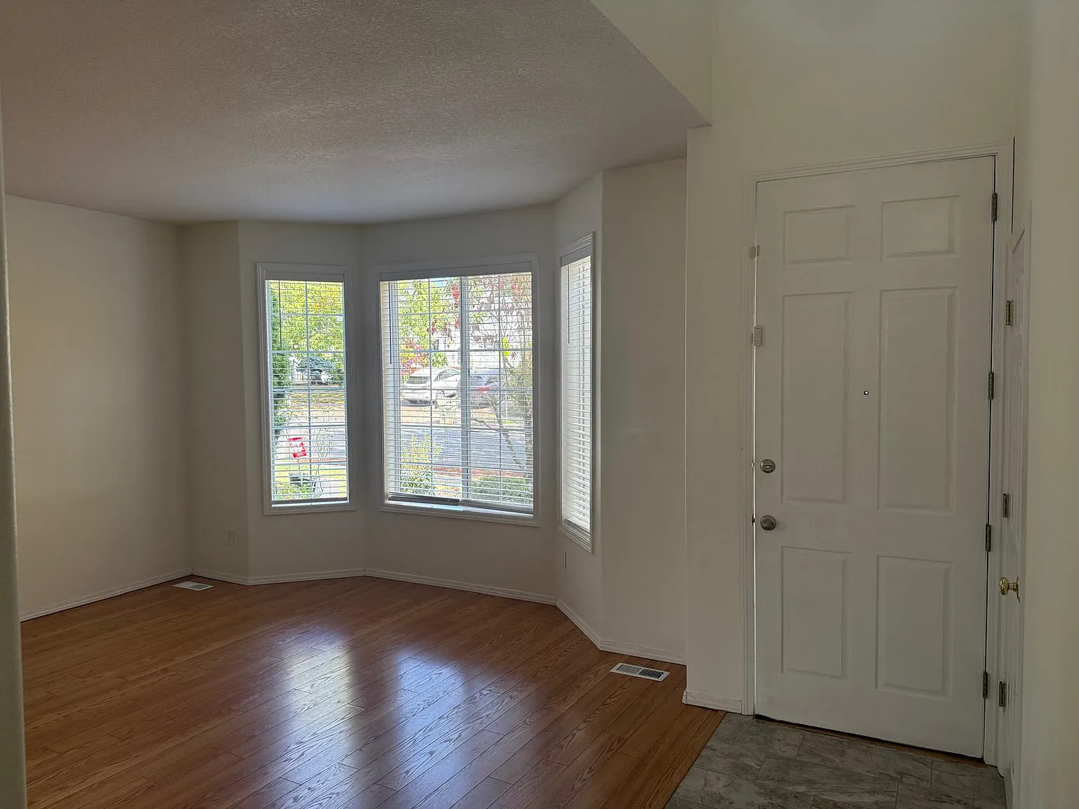 5 bed, 3061 sqft, $2,990 — Photo 4