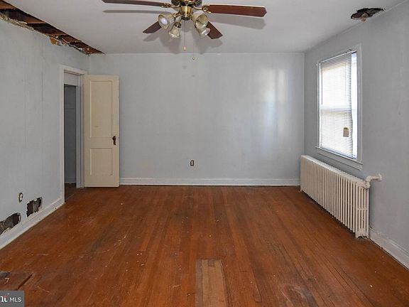5th image of 2823 4th St NE