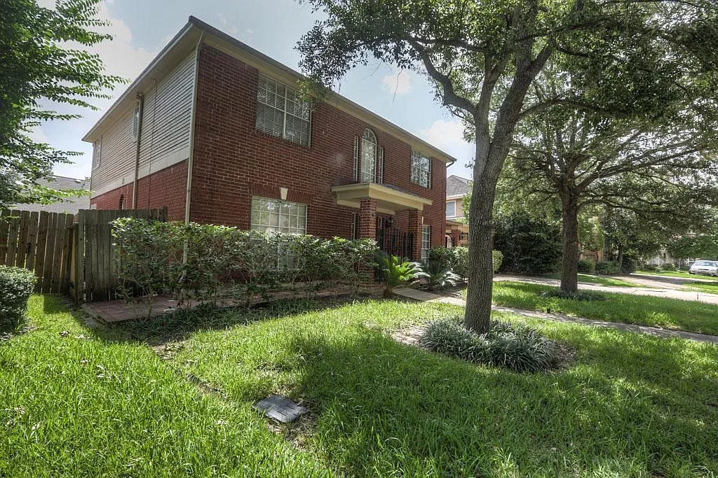 4 bed, 2.5 bath, 2440 sqft, $2,499 — Photo 4