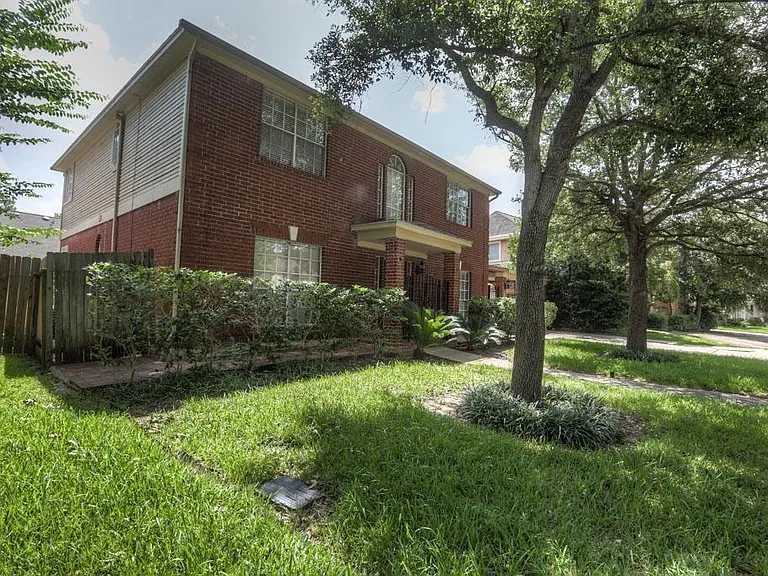 3411 Ashfield Dr — Photo 3