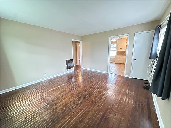 4th image of 921 Oak St