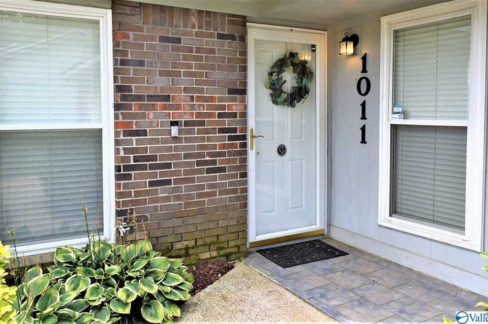1st image of 1011 Club View Dr NW