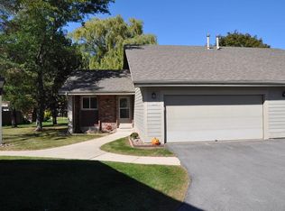 5037 S Stonehedge Dr #5037, Greenfield, WI 53220