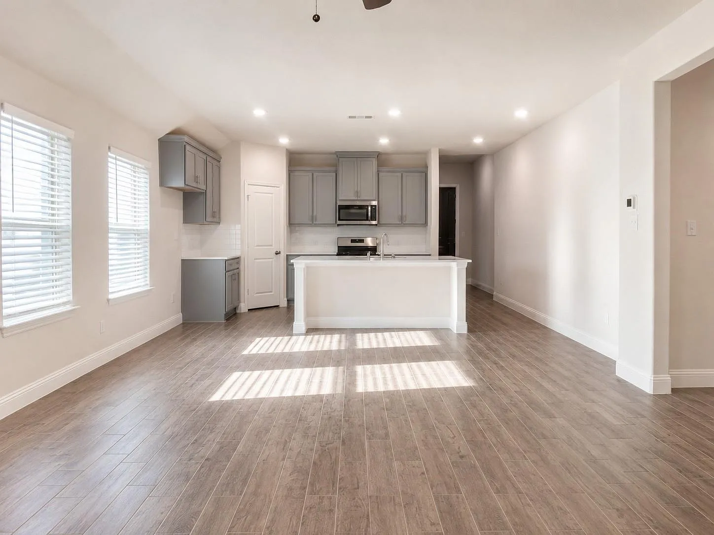 4 bed, 1986 sqft, $2,190 — Photo 3