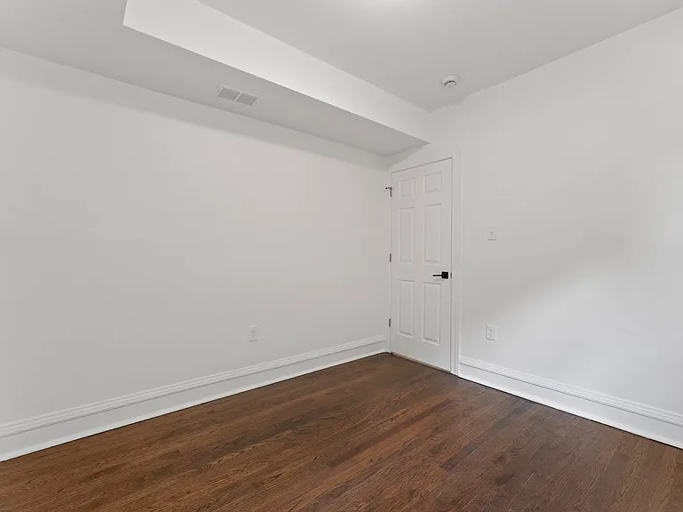 W Cornelia Ave — Photo 21