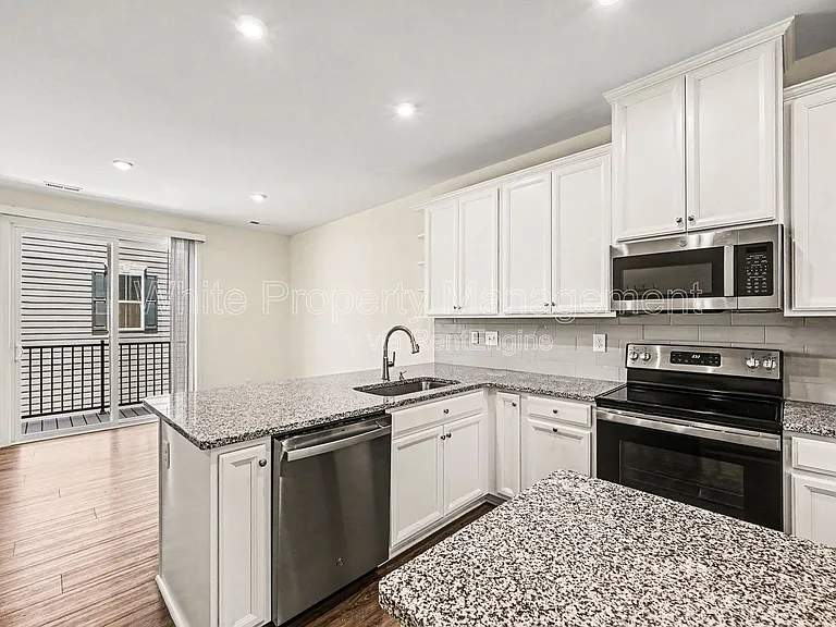 6222 Cleburne Ct — Photo 8