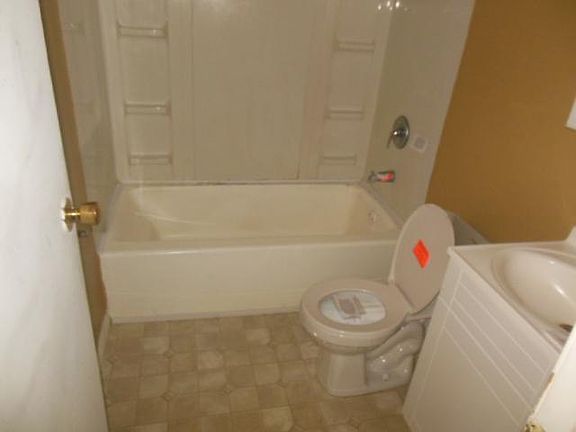 3rd image of 3931 Delmont Dr