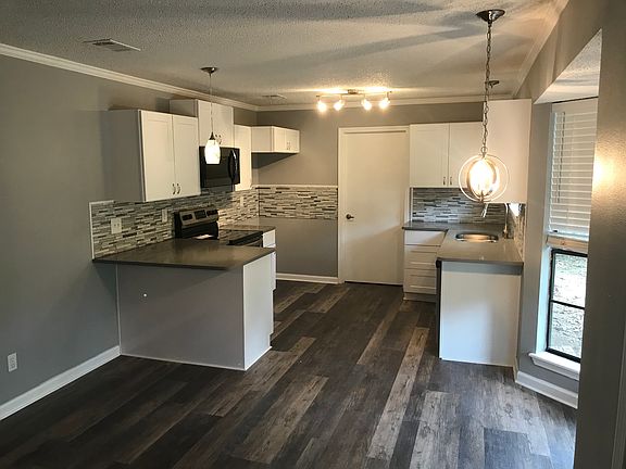 Eat-in Kitchen & Bar area