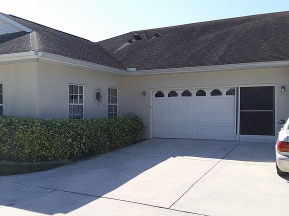 2 Car Garage w Laundry Rm