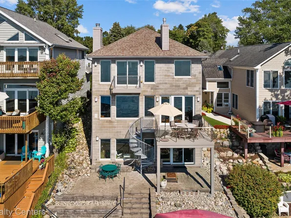 1316 E Lake Dr, Novi, MI 48377