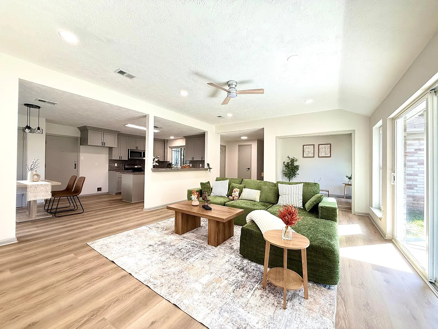 3 bed, 1811 sqft, $2,500 — Photo 2